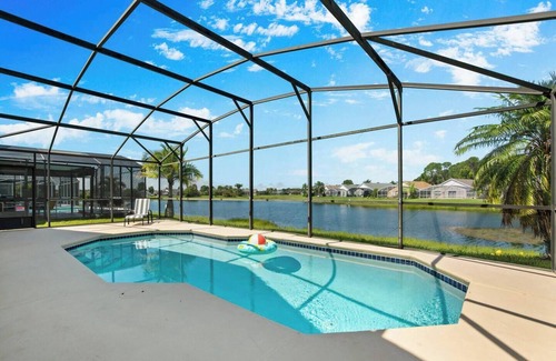 Eagle Pointe South Casa | This house is a 4 bedroom(s), 2 bathrooms, located in Kissimmee, FL.