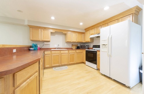 Sandy Apartamento | All Year Heated Pool, King Beds, Large Apartment, Ski & Hiking, Mountain View