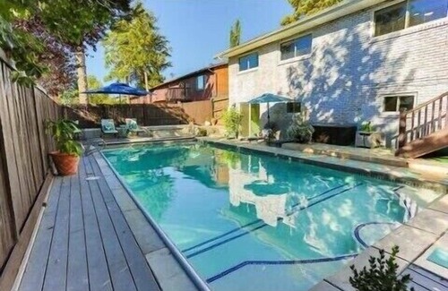 Sandy Apartamento | All Year Heated Pool, King Beds, Large Apartment, Ski & Hiking, Mountain View