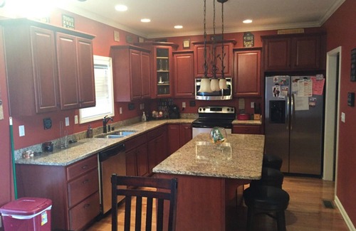 Fern Creek Casa | ¡Todo lo que necesitas y más! ¡Disfruta de todos los alojamientos! ¡Mesa de billar! Hermosa Neiborhood!