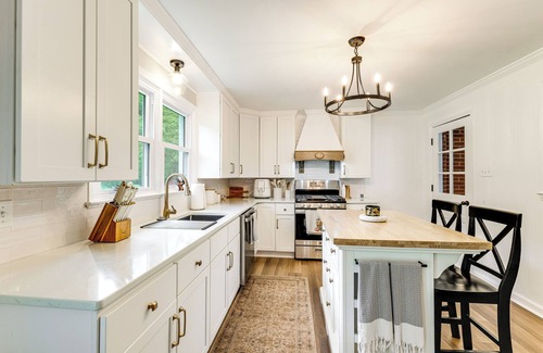 Glace Casa | Alleghany Mountain Cottage w/ Porch & Backyard