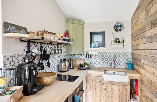 Minehead Cabina | Allercabin, Dunster - a lodge that sleeps 4 guests in 2 bedrooms