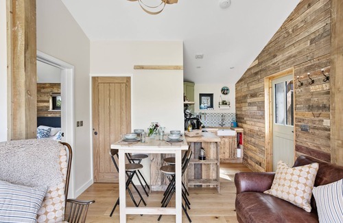 Minehead Cabina | Allercabin, Dunster - a lodge that sleeps 4 guests in 2 bedrooms
