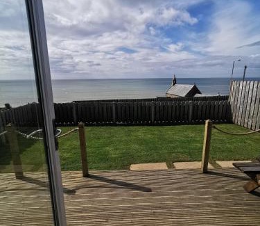 Barmouth Hotel | Allibella Shepherds Hut, Amazing Seaview, Private garden, Pet Friendly