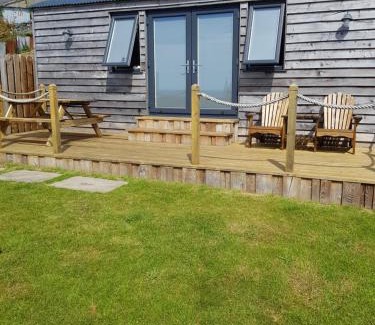 Barmouth Hotel | Allibella Shepherds Hut, Amazing Seaview, Private garden, Pet Friendly