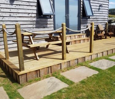 Barmouth Hotel | Allibella Shepherds Hut, Amazing Seaview, Private garden, Pet Friendly