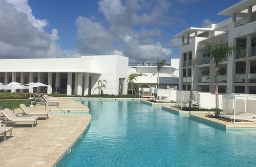 Punta Cana Apartamento | Alll inclusive 4 stars resorts walking distance to the beach fine dining