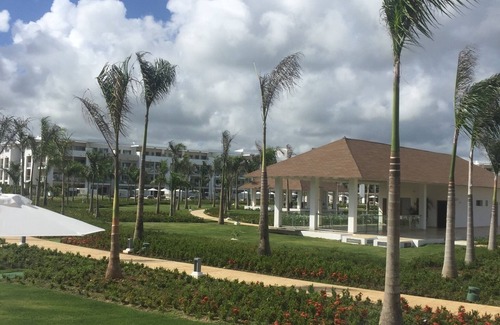 Punta Cana Apartamento | Alll inclusive 4 stars resorts walking distance to the beach fine dining
