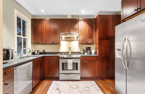 Westside Apartamento | Allora: Expansive Serenity, Stroll to Savory