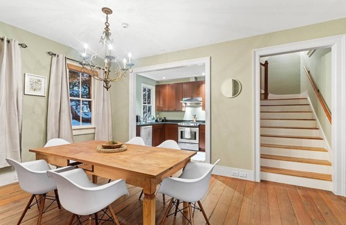 Westside Apartamento | Allora: Expansive Serenity, Stroll to Savory