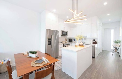 Grand Harbour Condominio | Allure #22 Three Bedroom Waterfront Condo w/ Pool