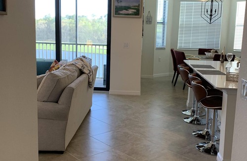 Braden River Condominio | Lujoso condominio de 2 dormitorios y 2 baños en el hermoso Lakewood National