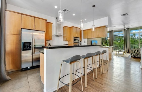 Riverside Apartamento | Alluring 2 bedroom apartment with decorated patio!