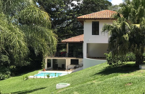 Garabito Casa | Paraíso fascinante en las montañas de Atenas, servicio gratuito de recogida / devolución de SJO