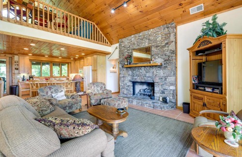 Almond Casa | Almond Vacation Rental with Mountain Views!