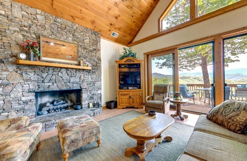 Almond Casa | Almond Vacation Rental with Mountain Views!