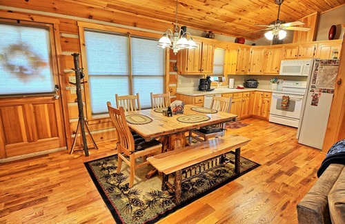 Buck Mountain Cabina | ¡ADMISIONES GRATUITAS A LAS ATRACCIONES POPULARES!-¡Casi Heaven-2 BR, 3 BA con MILLONES DE VISTAS A DÓLARES! WIFI, CHIMENEA DE GAS, AC