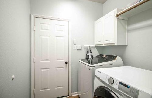 College Park Casa | ALOHA! Hawaii in The Woodlands 5BD/3BA Sleeps 10
