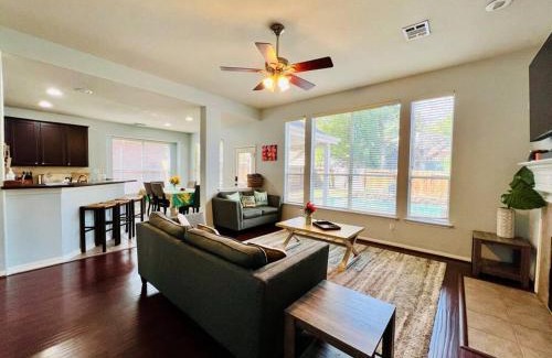 College Park Casa | ALOHA! Hawaii in The Woodlands 5BD/3BA Sleeps 10