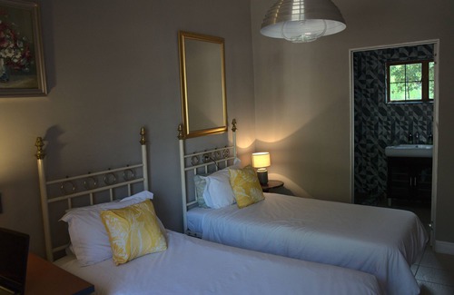 Waterkloof Glen Cama Y Desayuno | Aloha Lodge spacious bedroom, sleeps 2, with its own entrance and a garden view