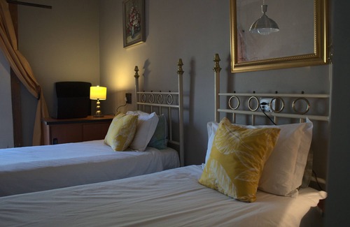 Waterkloof Glen Cama Y Desayuno | Aloha Lodge spacious bedroom, sleeps 2, with its own entrance and a garden view