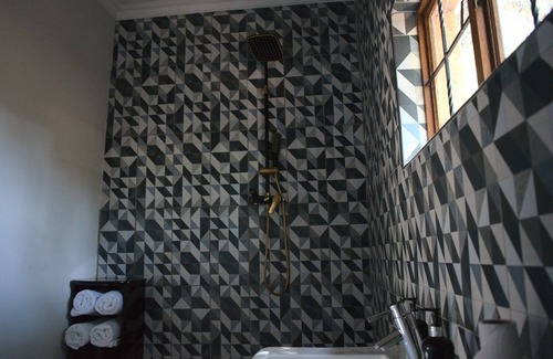 Waterkloof Glen Cama Y Desayuno | Aloha Lodge spacious bedroom, sleeps 2, with its own entrance and a garden view