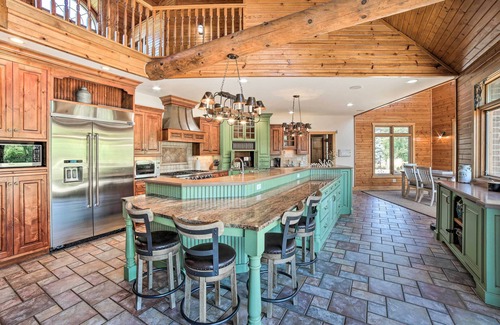 Grundy County Otro | Aloha Ranch 10,000 sq/ft, 40 acres, game room, theater, fishing pond, and more!