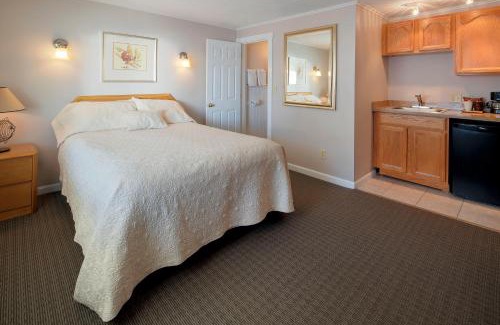 Old Orchard Beach Hotel | Alouette Beach Resort Economy Rooms