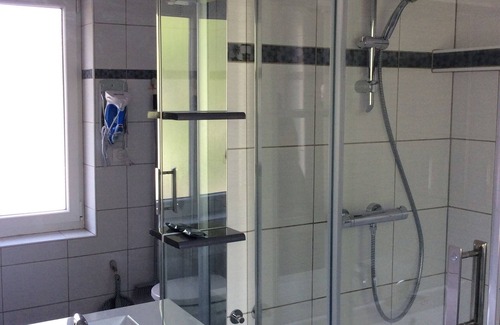 Luxeuil-les-Bains Apartamento | Alouette F1 furnished town center 400m from the Thermes, Casino, garden, private parking