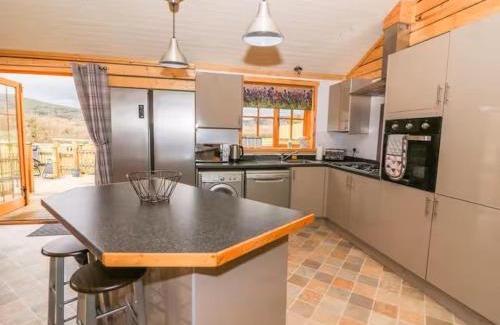 Llanbrynmair Chalet De Esquí | Alpaca cabin-mountain view-hot tub-rural retreat