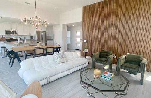B-Bar-H Ranch Casa | Alpenglow House | Mid Century Sanctuary North of Palm Springs 🌵