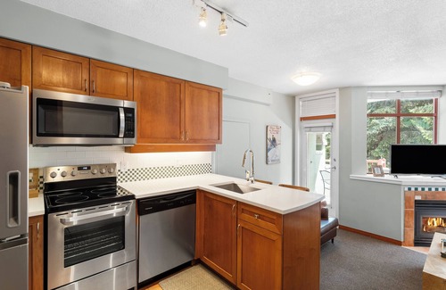 Village North Condominio | Alpenglow Lodge Cozy Studio with Den by MVA