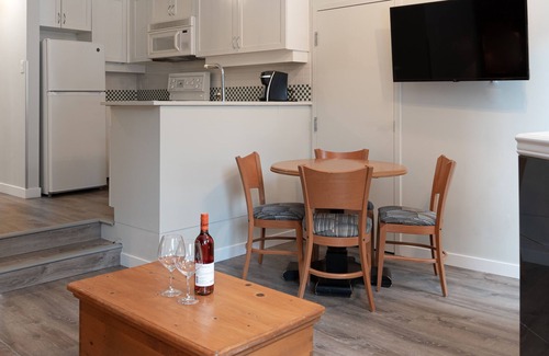Village North Condominio | Alpenglow Lodge Family Studio with Murphy Bed by MVA