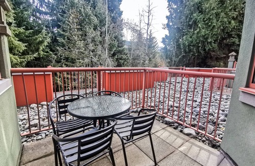 Village North Condominio | Alpenglow Lodge Family Studio with Murphy Bed by MVA