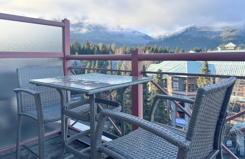 Village North Condominio | Alpenglow Lodge Rainbow Look Out Studio by MVA