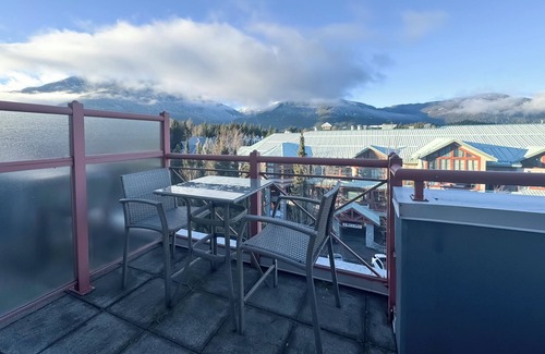 Village North Condominio | Alpenglow Lodge Rainbow Look Out Studio by MVA