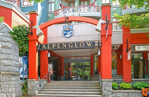 Village North Condominio | Alpenglow Lodge Rainbow Look Out Studio by MVA