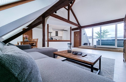 Ostviertel Apartamento | Alpha Apartments: Dachstudio - Stil & Eleganz, 2BR