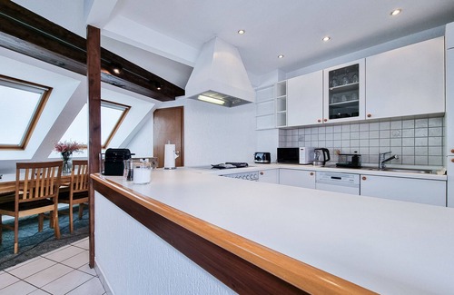 Ostviertel Apartamento | Alpha Apartments: Dachstudio - Stil & Eleganz, 2BR