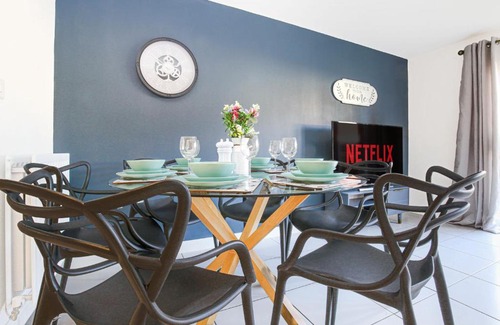 Milton Keynes Casa | Alpha Properties 1 - Luxury One Bedroom within a Shared Four Bedroom House with Free Parking, Fast Wifi, SmartTV with Netflix