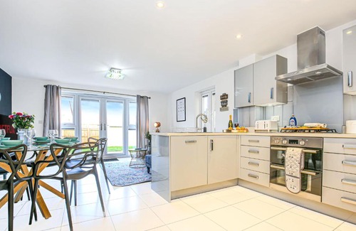 Milton Keynes Casa | Alpha Properties 1 - Luxury One Bedroom within a Shared Four Bedroom House with Free Parking, Fast Wifi, SmartTV with Netflix