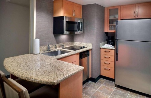 Alpharetta Apartamento | Alpharetta Walk of Memories! Spacious Suite with Free Breakfast! Pet-Friendly!