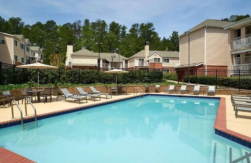 Alpharetta Apartamento | Alpharetta Walk of Memories! Spacious Suite with Free Breakfast! Pet-Friendly!