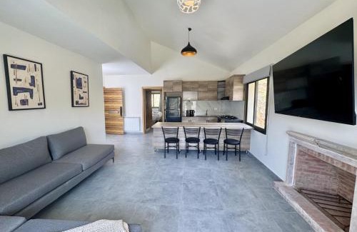 Kfardebian Apartamento | Alpina Faqra 3-BR w Pool and Balcony
