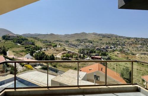 Kfardebian Apartamento | Alpina Faqra 3-BR w Pool and Balcony