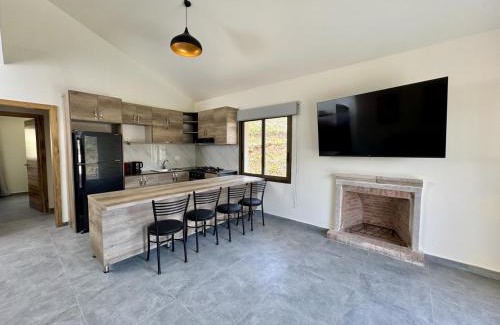 Kfardebian Apartamento | Alpina Faqra 3-BR w Pool and Balcony