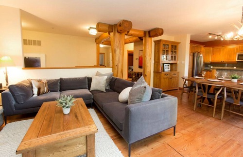 Nordic Estates Casa | Alpine 3BRM. Family Friendly, Sleeps 6, Hot Tub, Pool, Patio+ BBQ & Free Parking!