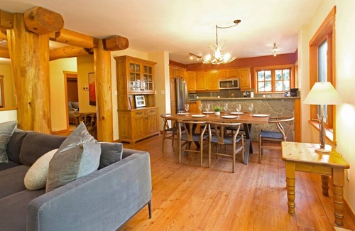 Nordic Estates Casa | Alpine 3BRM. Family Friendly, Sleeps 6, Hot Tub, Pool, Patio+ BBQ & Free Parking!