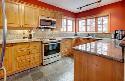 Nordic Estates Casa | Alpine 3BRM. Family Friendly, Sleeps 6, Hot Tub, Pool, Patio+ BBQ & Free Parking!