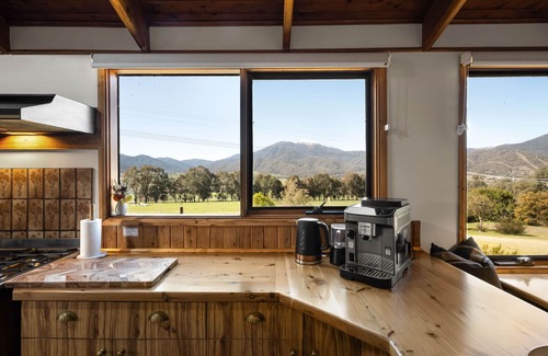 Tawonga South Casa | Alpine Alps Cabin-Sleeps 10-Pool & Mountain Views